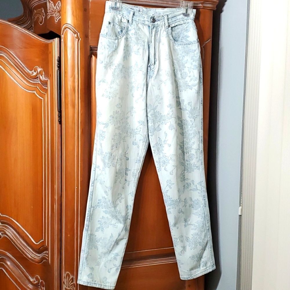 Vintage Sasson jeans with floral design.‎ JUNIOR 7. Good used condition.